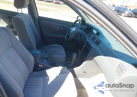 1998 Toyota Camry Le z USA, uszkodzony, nr VIN 4T1BG22K7WU355548